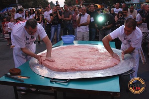 Turistička organizacija Leskovac Roštiljijada Takmičenje u pripremi najveće pljeskavice